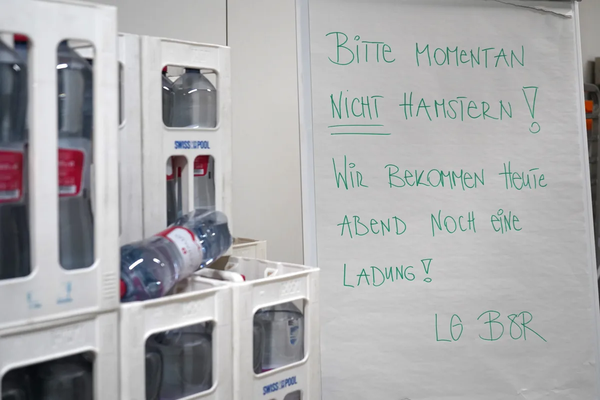 Die Menschen kauften viel Wasser bei Getränkehändlern.